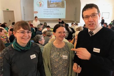 Luisa Grätz (von links), Monique Hofmann und Alexander Menzer bilden den Vorstand des Fördervereins "Striegistaler Spatzen". Ziel ist es, die gleichnamige Kindertagesstätte in Bräunsdorf zu unterstützen. 