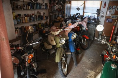 In der Werkstatt des Chemnitzers stehen weitere Modelle von Simson wie beispielsweise Habicht, Sperber und S70 Enduro.