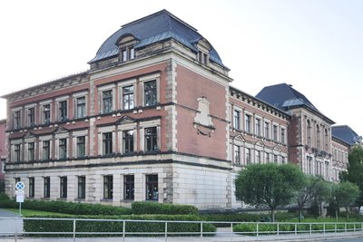 An Hort und Turnhalle der Falkensteiner Grundschule sind bald Bauarbeiter zugange.