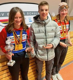 Abschluss- und teils Gesamtsieger im Deutschen Schülercup Skilanglauf 2022/2023: Hanna Hennig, Finn Hoffmann und Joana Tutte.