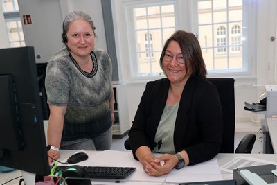 Amtsleiterin Janett Tröger (rechts) und ihre Kollegin Marlen Rätzsch hoffen, dass die Systemumstellung auf digitale Fotos im Pass- und Meldewesen ohne größere Probleme über die Bühne geht. Noch fehlen technische Geräte. Eine Übergangszeit ist deshalb notwendig
