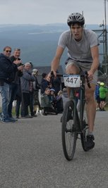 Endspurt unter Applaus nach kräftezehrendem Anstieg: Thomas Schoppe aus Lößnitz kam als erster Radfahrer ins Ziel. 