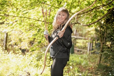 Nadine Unger hat sich mit ihrem Unternehmen Bowments einen Traum erfüllt. Den richtigen Umgang mit Pfeil und Bogen unterrichtet sie in eigens konzipierten Kursangeboten. 