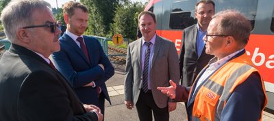 Erzgebirgsbahn-Chef Lutz Mehlhorn erläuterte im Beisein von Pockau-Lengefelds Bürgermeister Ingolf Wappler, dem Landtagsabgeordneten Jörg Markert, Ministerpräsident Michael Kretschmer und Landrat Frank Vogel (v. r.), dass im Zuge des Forschungscampus Annaberg-Buchholz auf der Bahnstrecke zwischen Marienberg und Pockau-Lengefeld auch innovative Technologien der Zukunft im Echtbetrieb getestet werden sollen. 