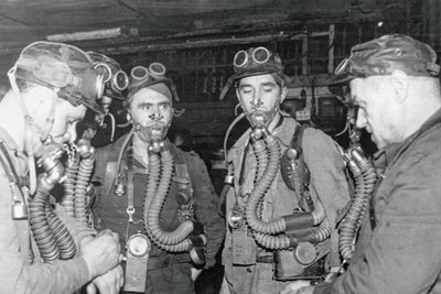 Hunderte Grubenwehrleute aus der DDR und der Tschechoslowakei waren nach dem Unglück im Einsatz. In den meisten Fällen kam jedoch jede Hilfe zu spät. Das Bild zeigt Rettungskräfte aus Freiberg. 