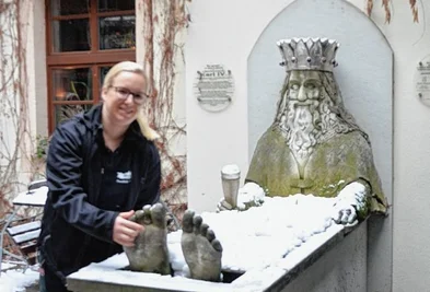 Helena Bley kommt aus Königgrätz in Tschechien und arbeitet in der Stadtwirtschaft in Freiberg. Sie beobachtet oft, wie Gäste im Biergarten der Statue von Kaiser Karl IV die Füße kitzeln. 