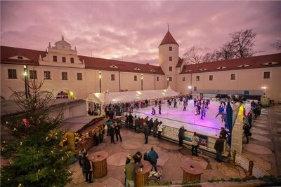 Die Eisbahn im Freiberger Schlosshof kann nur noch an diesem Wochenende genutzt werden. 