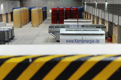 Behälter mit hoch radioaktiven Abfällen (hinten) und einige Transporthauben stehen im Transportbehälterlager im atomaren Zwischenlager in Gorleben.