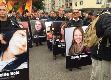 Bei der Kundgebung der AfD am Samstag in Chemnitz wurde unter anderem ein Plakat mit der getöteten Sophia L. gezeigt.