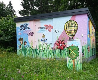 Das Trafohäuschen, das Schüler der Oberschule Zschorlau mit gestaltet haben, soll im Zuge einer Baumaßnahme abgerissen werden. 