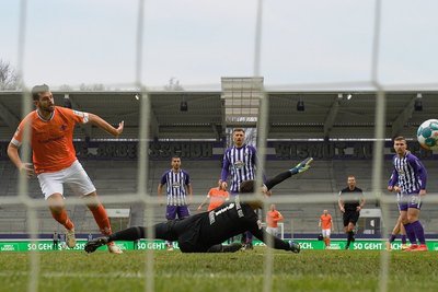 Luca Pfeiffer (links) trifft zum 1:0 für Darmstadt. Aues Torwart Martin Männel streckt sich vergeblich. 