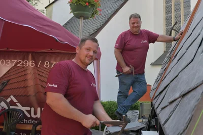 Auf der Vereins- und Handwerkermeile vertreten war die Dachdeckerei Aurich aus Niederdorf – vorn William, hinten Heiko Aurich.