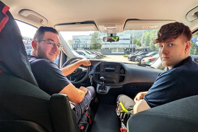 Ausbildungsleiter Oliver Schenk (links) holt in einem Kleinbus Azubis von Zuhause ab, so auch Paul Hähnel aus Annaberg-Buchholz.