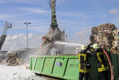 
              <p class="artikelinhalt">Ein Bagger greift den Müll, die Feuerwehr löscht die schwelenden Batzen, aus denen auch Flammen schlagen, mit Schaum. Auf dem Gelände sah es teilweise aus, als hätte es geschneit.  </p>
            