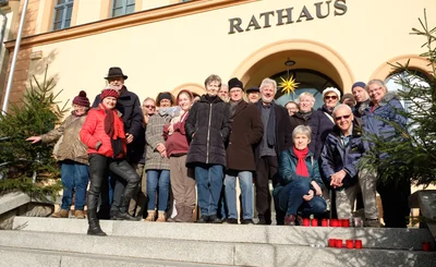 Das Demo-Ende auf den Reichenbacher Rathaustreppen markiert für Pfarrer Andreas Alders (vorn rechts) einen Anfang. Bei den nächsten globalen Aktionstagen ist auch eine Kundgebung auf dem Markt möglich. 