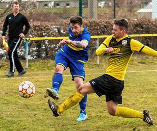 Per Heber erzielte Stephan Müller (links), der sich hier gegen Toni Schwedler vom FSV Pockau-Lengefeld durchsetzt, das 3:1 für Lauterbach. Nach vielen Stationen wie Annaberg, Olbernhau und Marienberg lässt der Angreifer seine Laufbahn bei seinem Heimatverein erfolgreich ausklingen. 