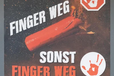„Finger weg – sonst Finger weg“: So warnt die Bundespolizei auf Plakaten vor dem Umgang mit nicht zugelassenen Böllern. Deren Gebrauch führt immer wieder zu schweren Verletzungen.