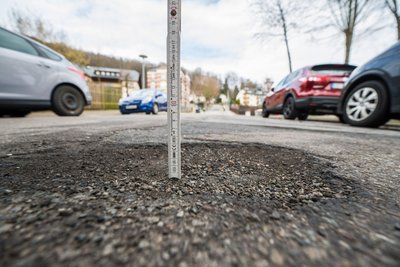 Vielerorts sorgen Schlaglöcher auf den Straßen im Erzgebirge bei Autofahrern für Frust: Die Carl-von-Ossietzky-Straße in Aue hat ihre besten Tage hinter sich. Aber nicht nur die.