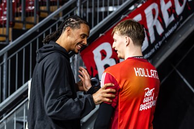 Kevin Yebo spielte in der vergangenen Saison noch beim FC Bayern. Hier begrüßt er Justus Hollatz.
