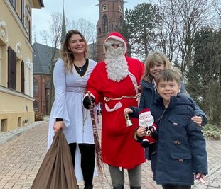 Jonas und Johanna haben in Hainichen bereits am Samstag den Weihnachtsmann und einen Engel getroffen. 