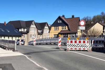 In Flöha ist die Kirchenbrücke gesperrt. Dass an zwei Stellen zeitgleich in der Woche nach Ostern gesperrt ist, liegt an den Osterferien. Damit gibt es keinen Schülerverkehr, der zeitaufwändig umgeleitet werden muss.