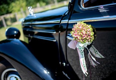 "Oh, wie cool": Für das Hochzeitsgefährt wünschen sich so manche ein extravagantes Mobil.