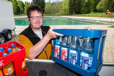 Matthias Kaden, Küchenleiter im Freizeitbad „Aqua Marien“, bestückt den Imbisswagen am Rätzteich mit Getränken.