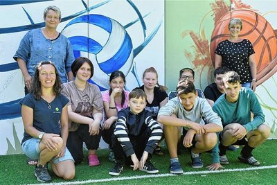 Künstlerin Alexandra Wermig (links) hat die Schüler angeleitet.