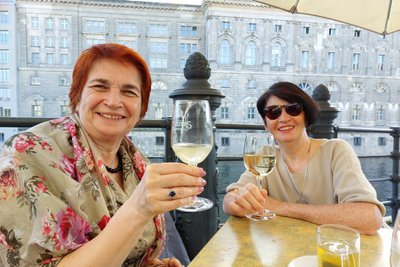Auf ihrem Kurzbesuch in Deutschland genießt Irina Sorina die Abwechslung und die schönen Seiten des Lebens. Hier: Mit Annette Schwandtke in Berlin am Spreeufer.