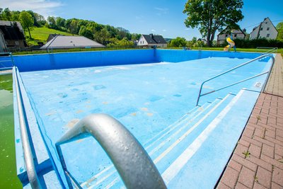 Bevor ins Borstendorfer Freibad Wasser eingelassen werden kann, muss noch der Farbanstrich des Beckens ausgebessert werden.
