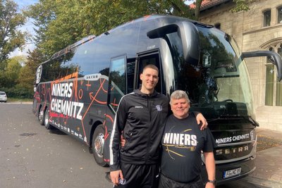 Freunde seit mehr als zehn Jahren: Jonas Richter und Niners-Busfahrer Andreas Lorenz.