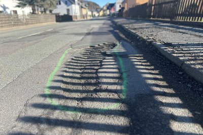 Manchmal wissen sich Anwohner und Autofahrer nicht anders zu helfen: Sie markieren Schlaglöcher – wie hier in Herold auf der Hauptstraße.