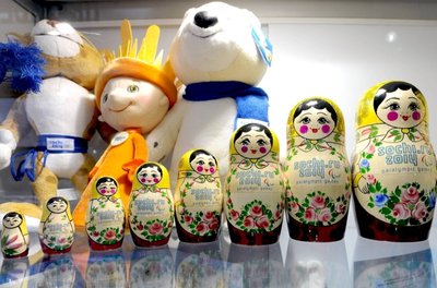 Souvenirs, Souvenirs: Erst Olympia, im Anschluss die Paralympics: Matrjoschkas und Maskottchen warten als offizielle Fanartikel auf ihre Käufer. 