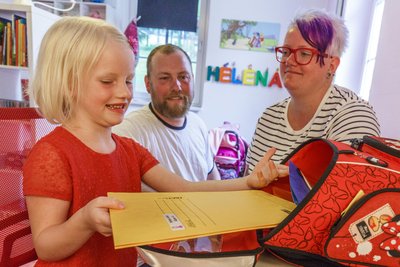 Vor acht Jahren: Helena beginnt in der ersten Klasse. Papa Sebastian Kreil und Mama Severine freuen sich.