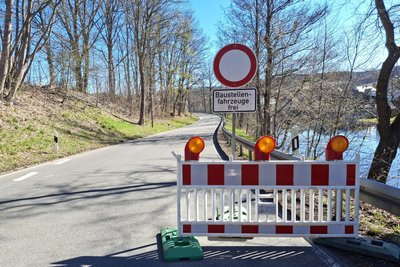Für die Vollsperrung der Erdmannsdorfer Straße in Flöha-Plaue verläuft die Umleitung über Augustusburg und Erdmannsdorf. Die gesperrte Kirchenbrücke sollten Autofahrer über die Ortsumgehung B 173 umfahren.