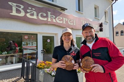 Die Geschwister Peggy und René Illgen führen die Traditionsbäckerei und haben für das Jubiläum ein Spezialbrot gebacken.