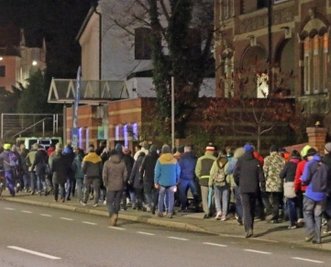 Teilnehmer eines sogenannten Montagsspaziergangs auf der Chemnitzer Straße in Freiberg. 