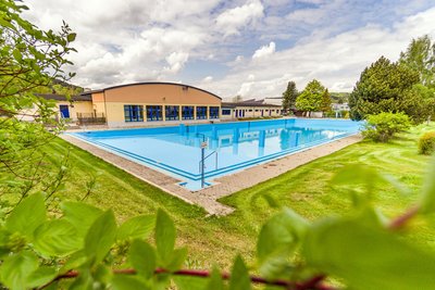 Im Olbernhauer Freibad wird bereits das Becken für die kommende Saison befüllt.