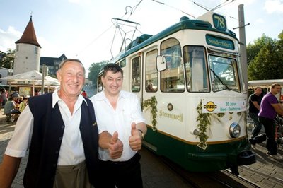 Die Daumen hoch: Die Bier-Elektrische steuerte auch am Jubiläumswochenende durch Plauen.