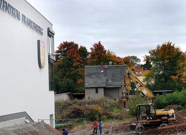 Die Ruine des einstigen Wohnhauses Badstraße 4 soll demnächst abgerissen werden. Die Fördermittel dafür sind bereits eingetroffen. Dann könnte auf der frei gewordenen Fläche ein Kunstrasenfeld entstehen.
