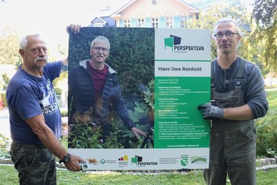 Rolf Büttner (r.) und Hans-Peter Braun von der Volkskunstschule Oederan haben die neue Perspektiva-Schau aufgebaut.