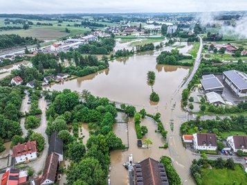 Dramatisch anders ist die Situation in Bayern. In Pfaffenhofen An Der Ilm zeigen Luftbildaufnahmen die aus den Ufern getretene Ilm.