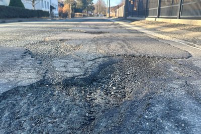 Wo es dringend nötig ist, flicken die Straßenmeister mit Kaltmischgut.