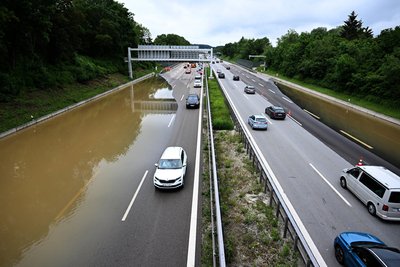 Auf der Autobahn A9 ist am Sonntag bei Allershausen Wasser auf der Autobahn. Nach starken Regenfällen gibt es in der Region Hochwasser mit Überschwemmungen.