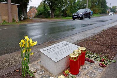 Auch am Tatort in Oberlungwitz wurde eine Gedenkplatte für den getöteten Patrick T. angebracht. Wie die Tafel in Hohenstein-Ernstthal wurde sie bereits mehrfach beschädigt, in der Nacht vor den Demonstrationen im Oktober 2024 verschwand sie erneut.
