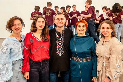 Irina zusammen mit Jurymitgliedern und Betreuern zum Abschluss der Ukrainischen Landes-Mathematik-Olympiade in Ushgorod (März 2024).