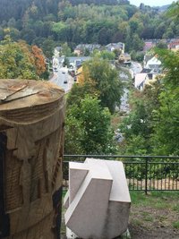 Die Anlage lockt mit einem Blick übers Schwarzwassertal.