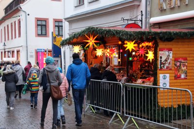 Immer umlagert: Stände mit weihnachtlichen Naschereien.