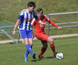 Christian Kuhl (rechts) - hier im Duell mit einem Spieler von Germania Mittweida - musste gegen Niesky nach einer halben Stunde verletzungsbedingt raus - Verdacht auf Muskelfaserriss. 