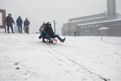 Am Sonntag waren die ersten Rodler schon zurück auf dem Fichtelberg. Aber Achtung: Alle Rodelhänge und auch die Skipisten sind weiterhin gesperrt. 